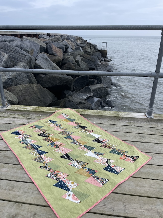 Restetæppe med vindmøller giver smuk Gislev tæppe. Gratis diy